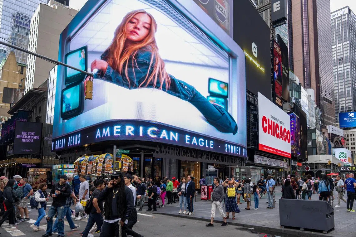 图为American Eagle在美国纽约市电子广告牌上播放的悉尼·斯威尼广告。斯威尼已让品牌的牛仔服饰销售一空，流量实现同比两位数增长，同时也提升了品牌知名度和参与度。斯威尼的夹克，以及她的定制款牛仔裤更是在一天内售罄。（路透社）
