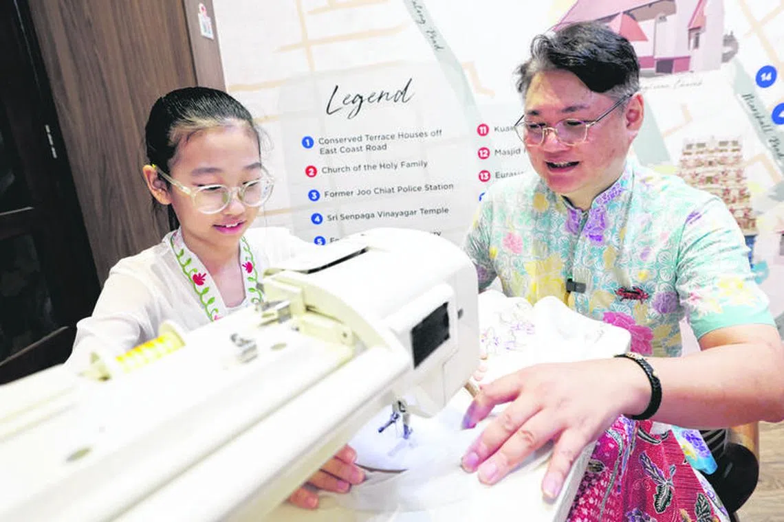 杨师懿（左）向服装设计师黄俊荣叔叔学习如何制作卡峇雅的“手推绣”。