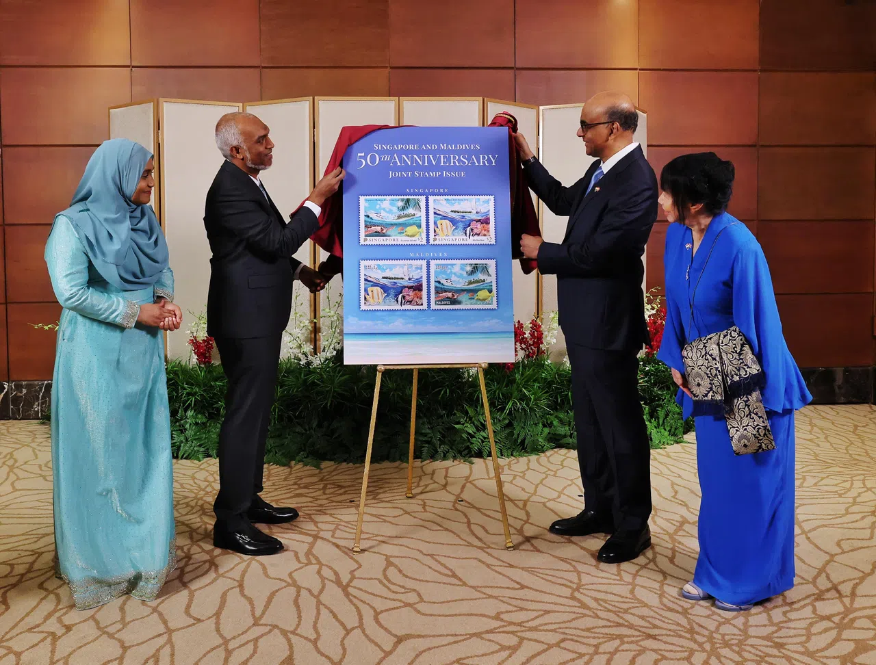 我国总统尚达曼（右二）与夫人珍一藤木（右一）星期一（6月30日）设国宴，招待在我国进行国事访问的马尔代夫总统穆伊兹（左二）和夫人赛义达（左一），并为纪念两国建交50周年的纪念邮票揭幕。（唐家鸿摄）