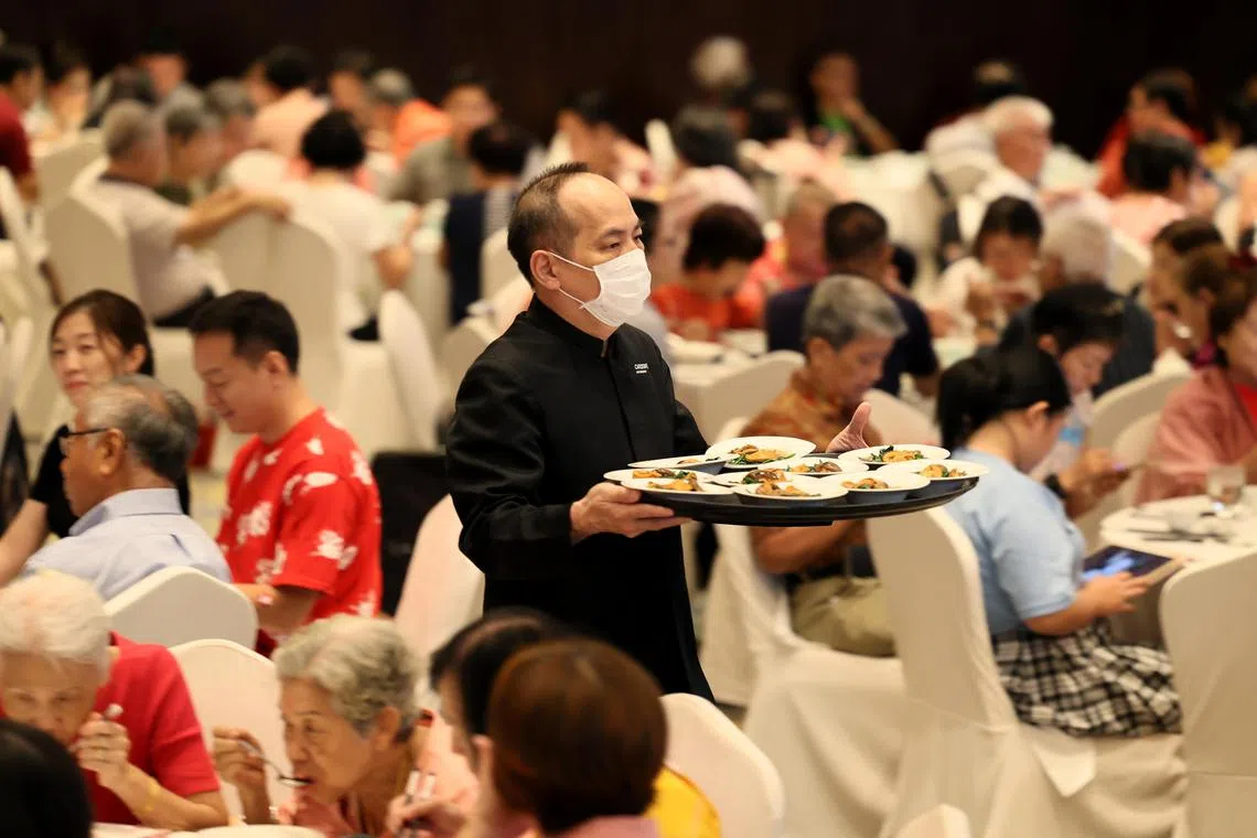 宾客品尝由华乐酒家精选的七道新春年菜。（龙国雄摄）