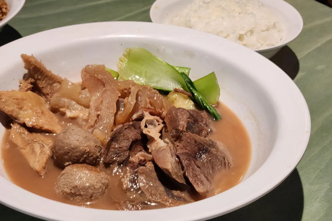 牛腩王牛肉面主打正宗香港牛肉面，汤底以牛羊骨熬制，还加入南乳。（陈爱薇摄）