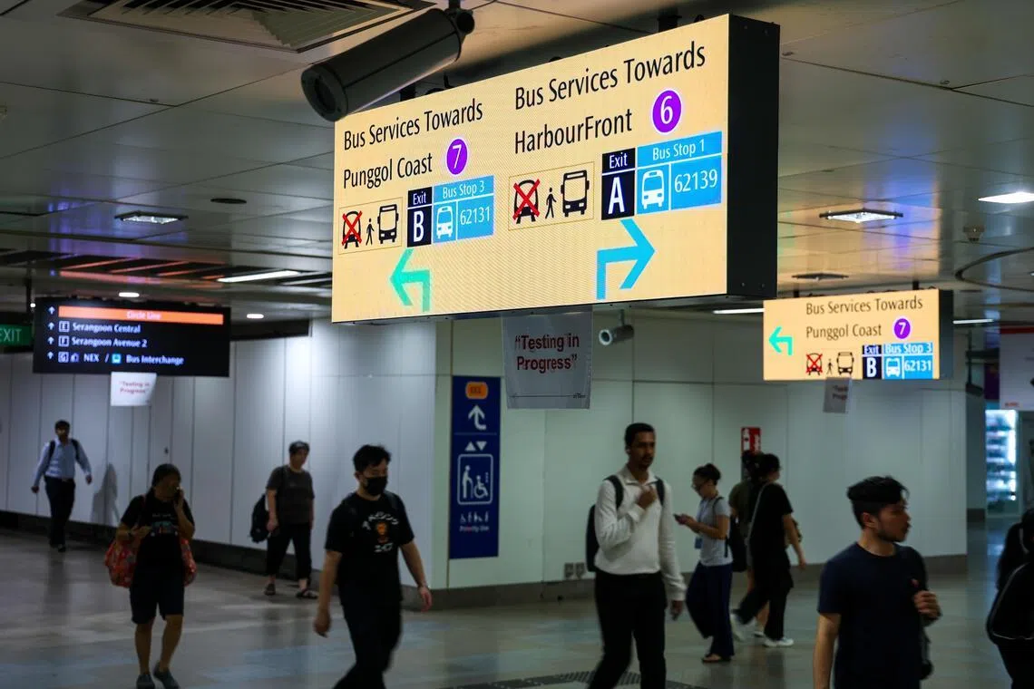 地铁站内试行的显示屏可在服务中断时展示不同信息，例如乘客应前往哪个方向搭乘接驳巴士。（林明顺摄）