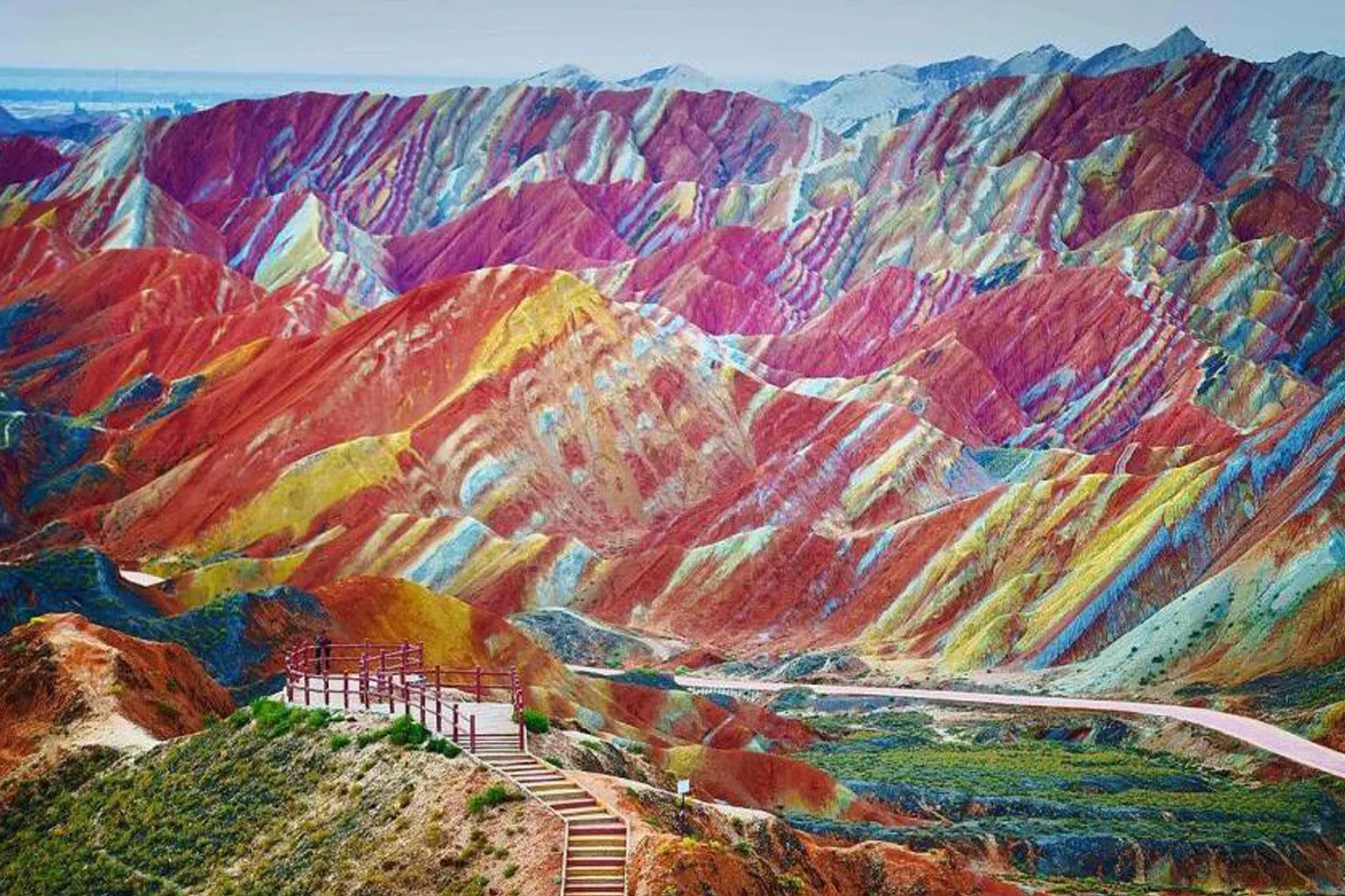 丹霞地质公园以其色彩斑斓、层理分明的丹霞地貌而闻名遐迩，是摄影爱好者的天堂。（图/商家提供）