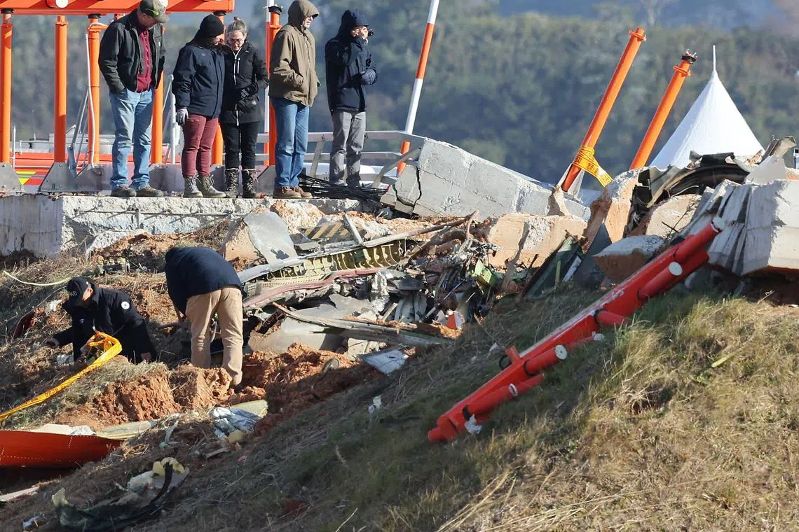 12月31日，韩国航空和铁路事故调查委员会、美国国家运输安全委员会和飞机制造商波音公司人员同时在航向台所在处进行调查。坊间不断有意见指出。支撑航向台的混凝土构造物高两米，是导致这次事故伤亡重大的关键。（法新社）