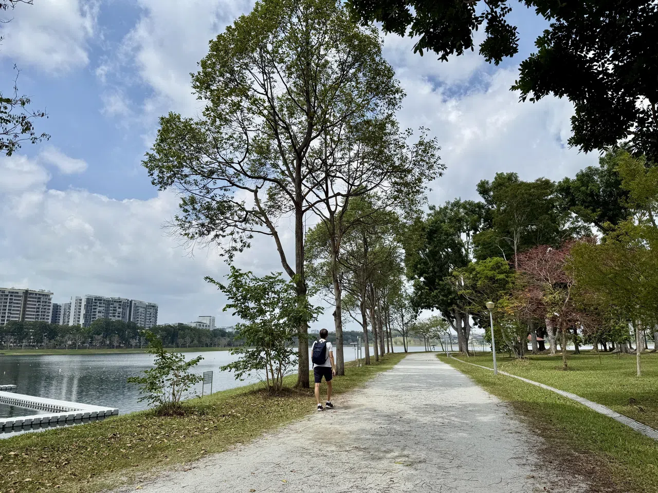 漫步勿洛蓄水池畔，心情渐渐沉淀，和水面一样平静。（陈映蓁摄）