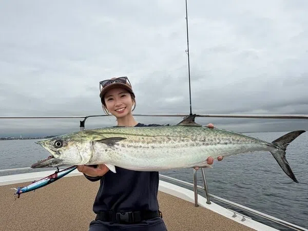 神野梓去钓鱼途中闪鹿而遭遇车祸。（互联网）