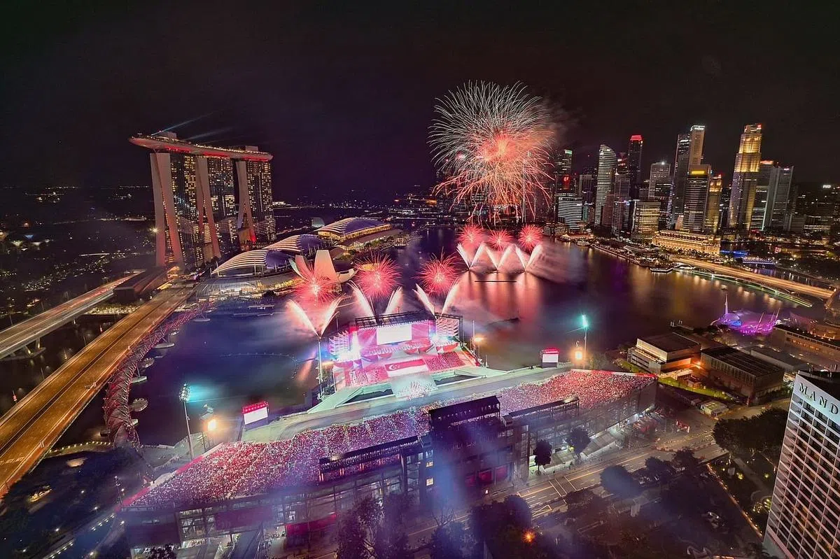 今年国庆庆典全面恢复，“万众一心，携手前进”，庆祝新加坡57岁生日。绚烂的烟花照亮滨海湾的夜空，将现场气氛推向沸点。（唐家鸿摄）