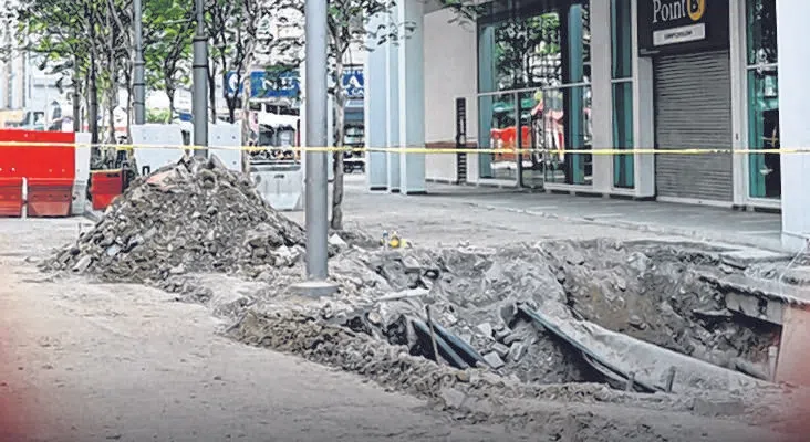 本地专家说，我国的地质其实比起早前发生地陷的马来西亚吉隆坡来得稳定。去年，一名来自印度的女游客走在吉隆坡行人道上时，突然坠入下陷的地洞而丧命。（档案照片）