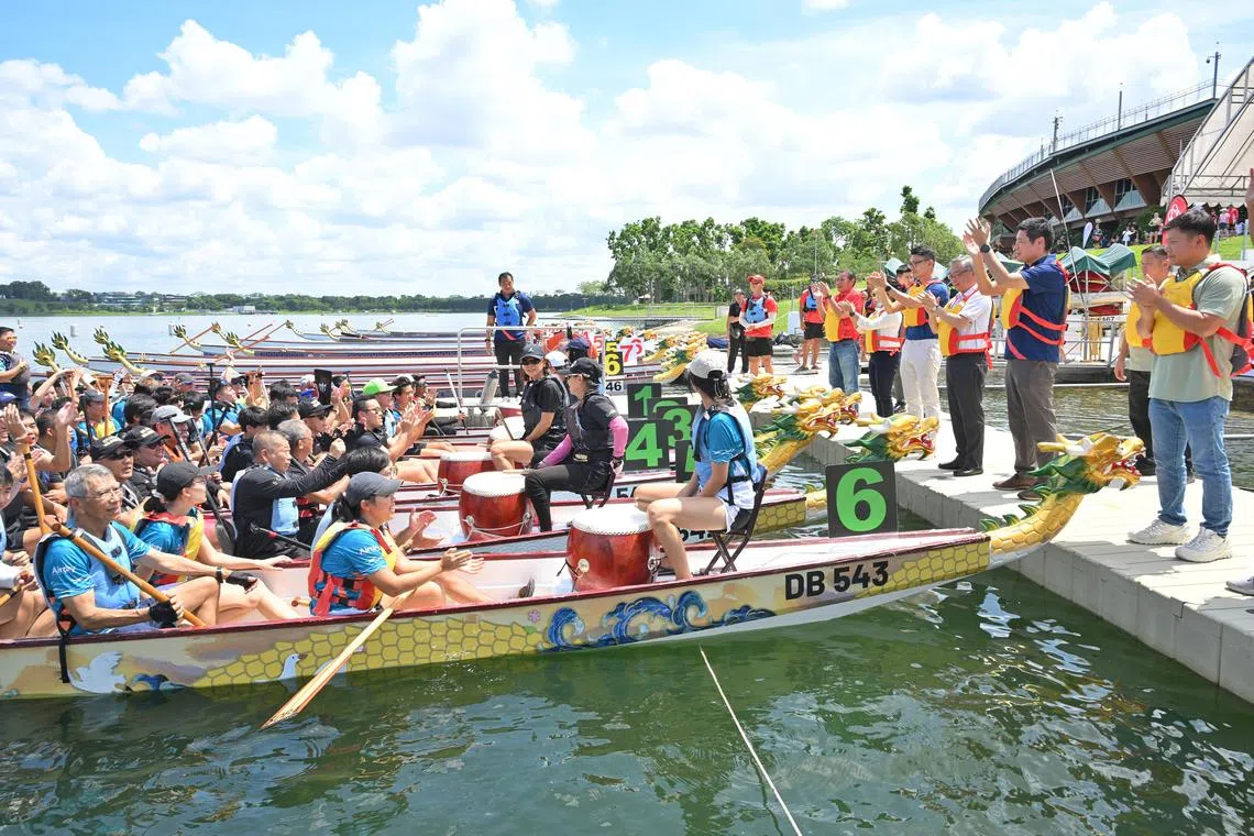 “东北同舟一心”活动在勿洛蓄水池举行，副总理兼贸工部长颜金勇（前排右三）与东北区市长马炎庆（前排右四）及基层领袖一起为龙舟点睛。（唐家鸿摄）