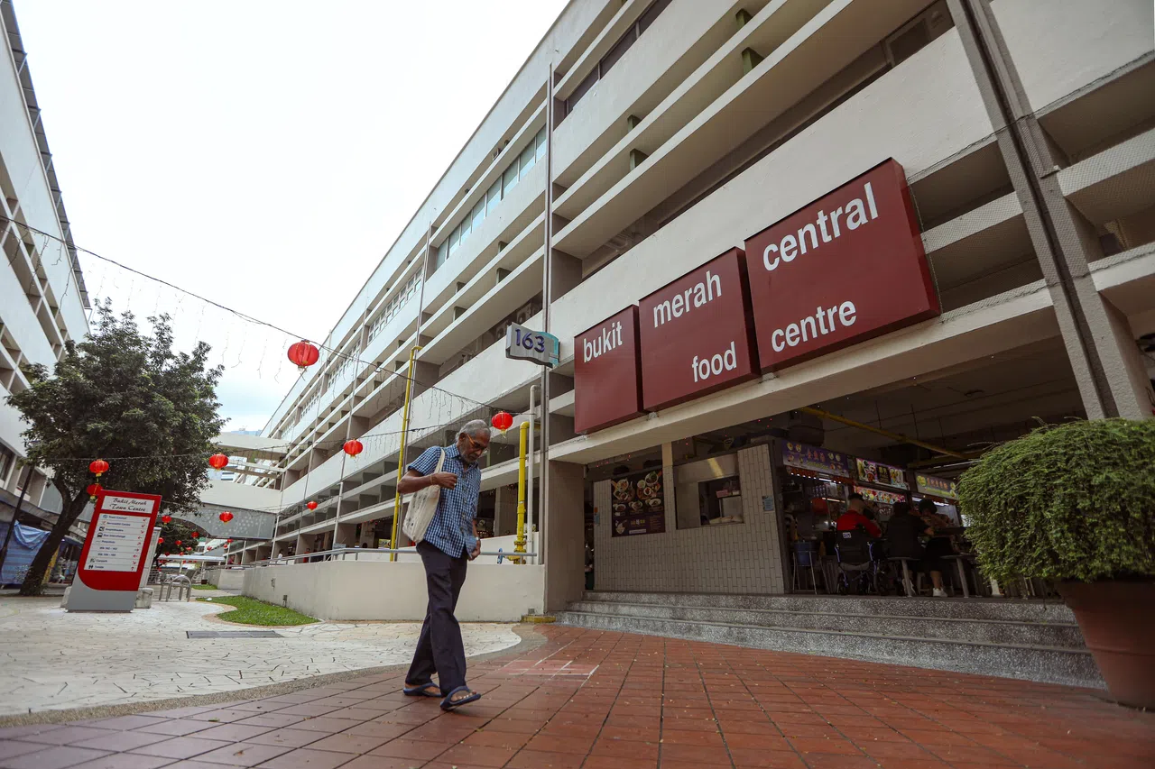 惹兰红山第163座熟食中心汇集各种经典本地美食，热闹又充满烟火气息。（刘欣怡摄）