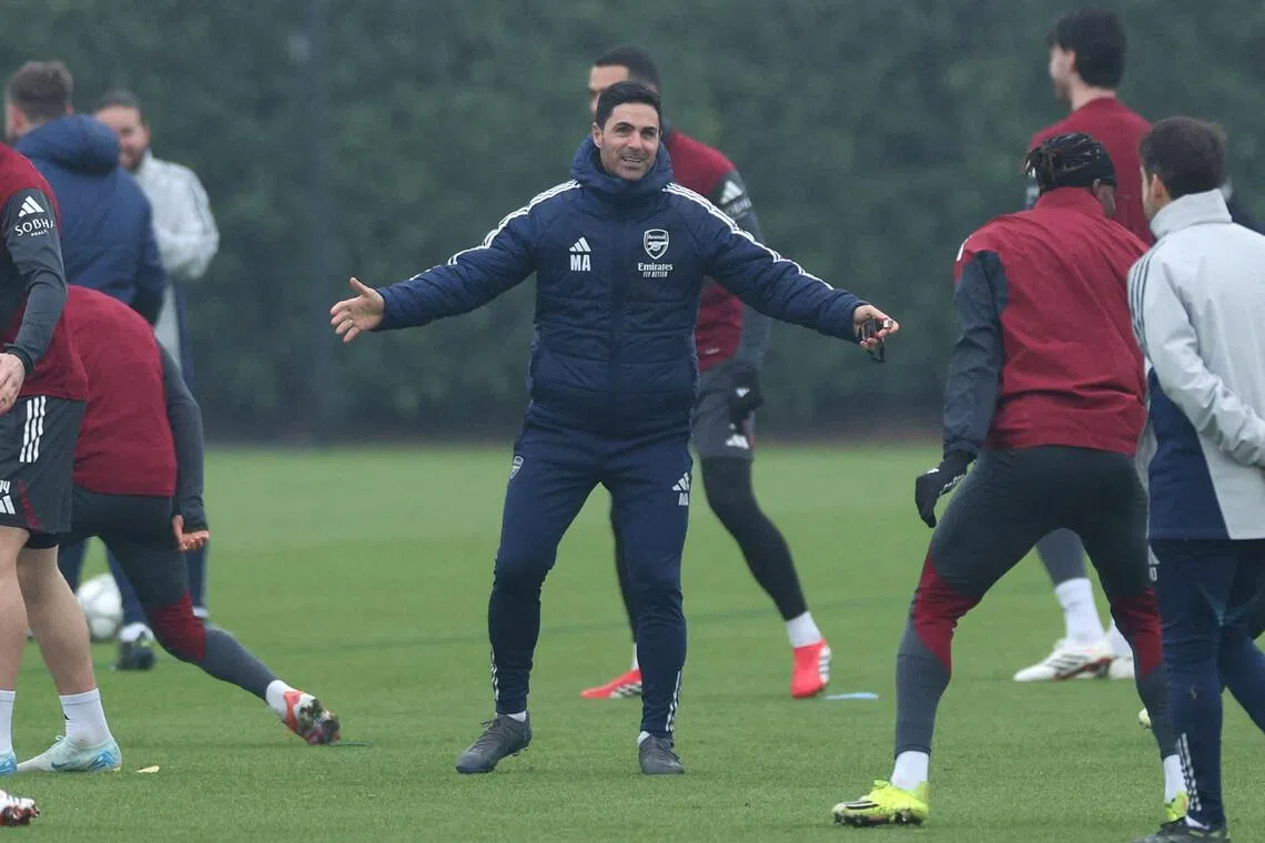 虽然在联赛状态不佳，但炮兵主帅阿特塔（中）和球员们在欧冠赛前训练中都显得神色轻松。（法新社）