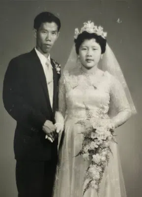 这张拍摄于60多年前的黑白婚纱照是展览婚纱照的原型。（取自陈华达Instagram（@waltertan））