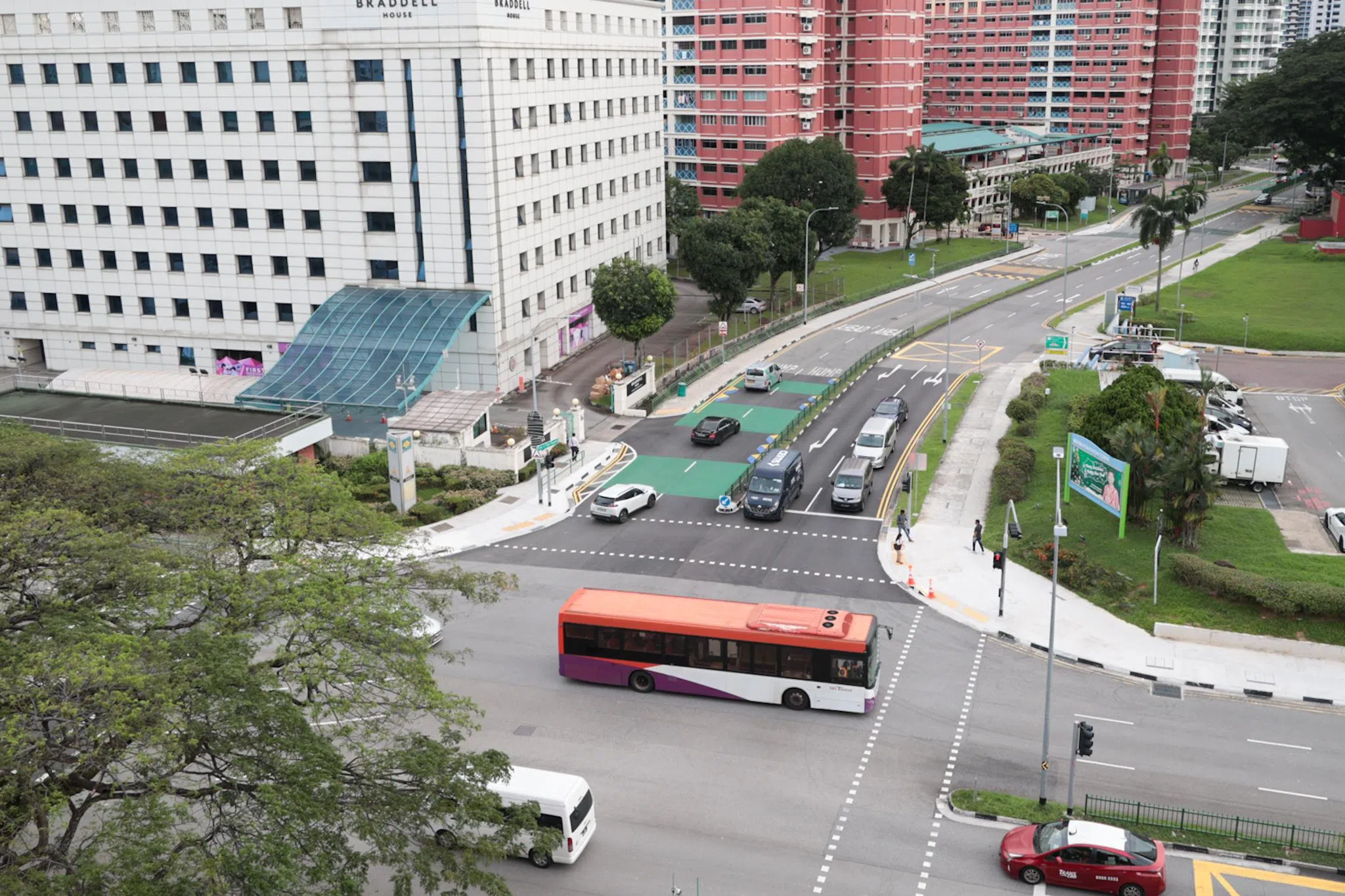 陆交局将在大巴窑2巷路口兴建高架有盖走道，衔接布莱德站B和C出入口，让公众不用担心日晒雨淋。预计工程明年中之前竣工。（李冠卫摄）