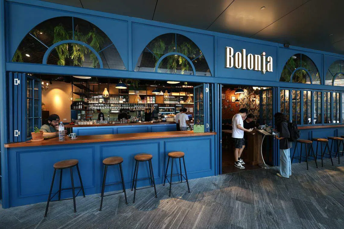 餐馆Bolonia装潢环境舒适，最特别的是两扇大窗口，在此用餐看着人来人往，别有风情。（叶振忠摄）