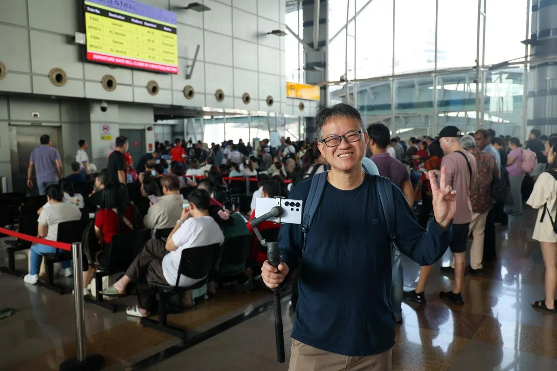 新加坡数学教师叶小明星期五乘电动列车往返新山与吉隆坡，体验新加坡与吉隆坡“双坡”一日生活圈的行程。他还自拍制作YouTube视频，与网友分享这个旅程。（张俊杰摄）