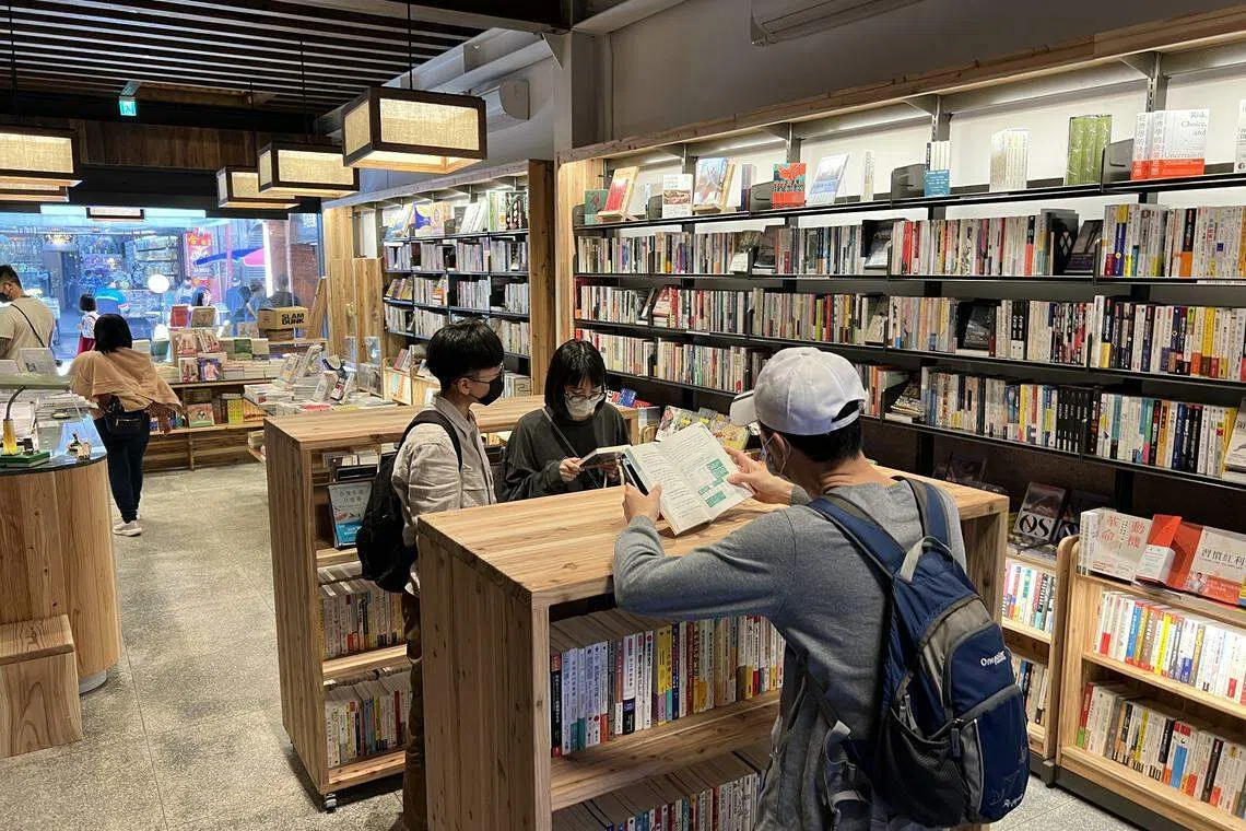 周末的书店十分热闹。（叶孝忠）