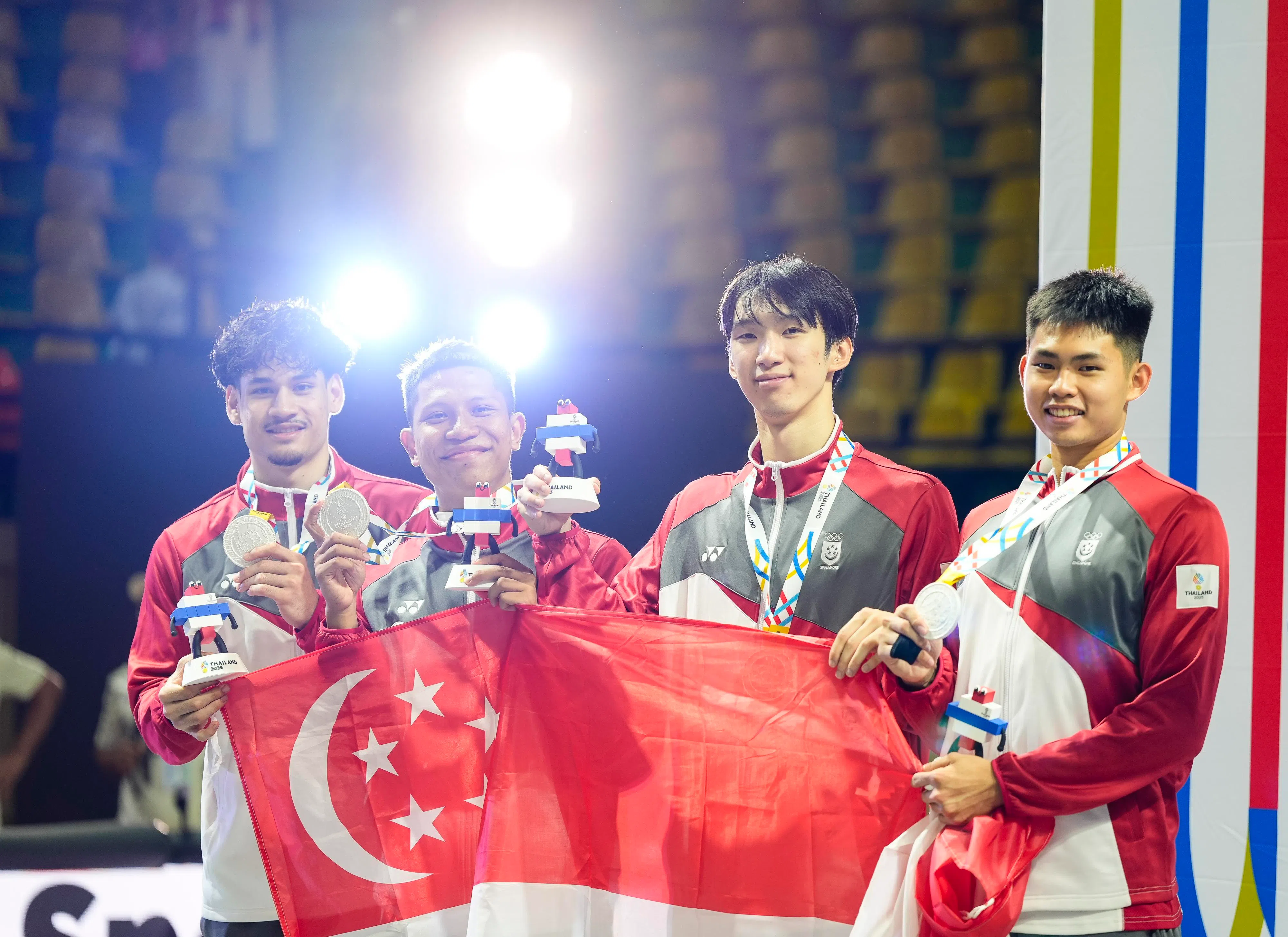 由布莱克尼（左起）、阿尔法、徐瑞阳、钟镇宇组成的新加坡男子三人篮球队虽然无缘金牌，但历史首枚银牌还是额外耀眼。（新加坡奥理会提供）