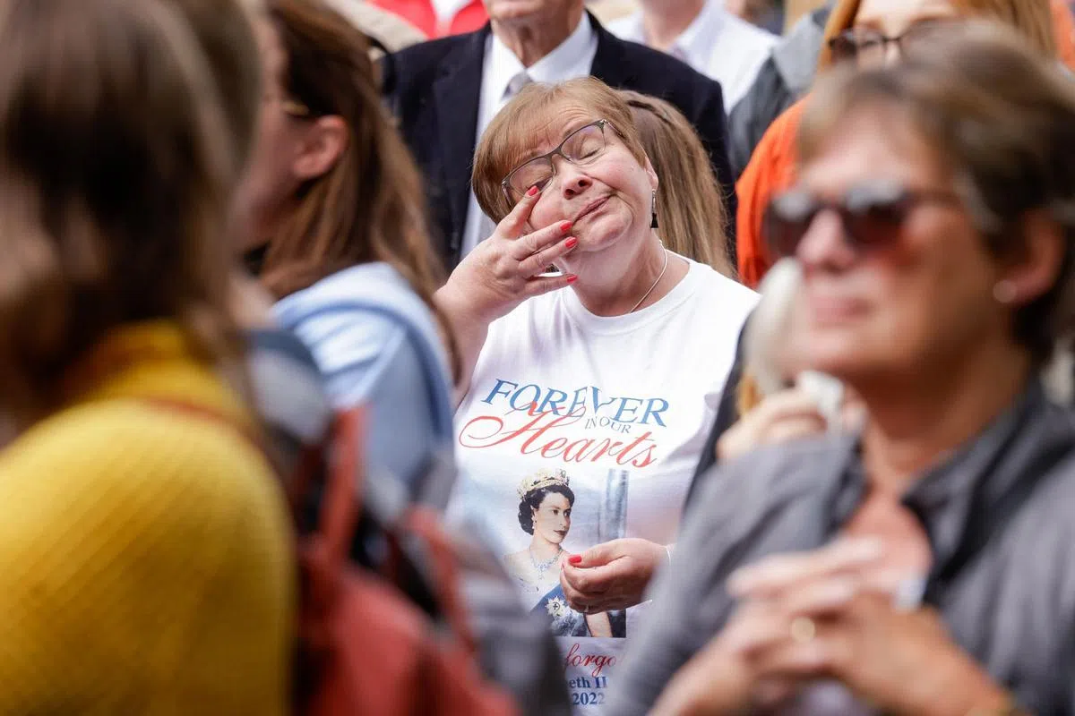 满满的不舍，写在了等待的民众脸上。（彭博社） 