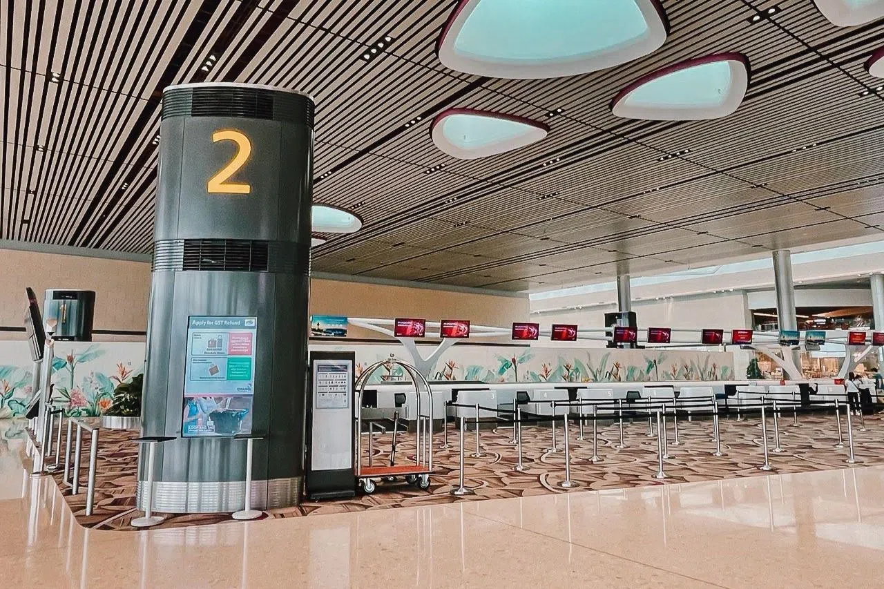 随着更多航空公司使用T4，T4离境厅正在建造多一排登机柜台，提高15%的容量，每小时接待多达2500名乘客。（樟宜机场集团提供）