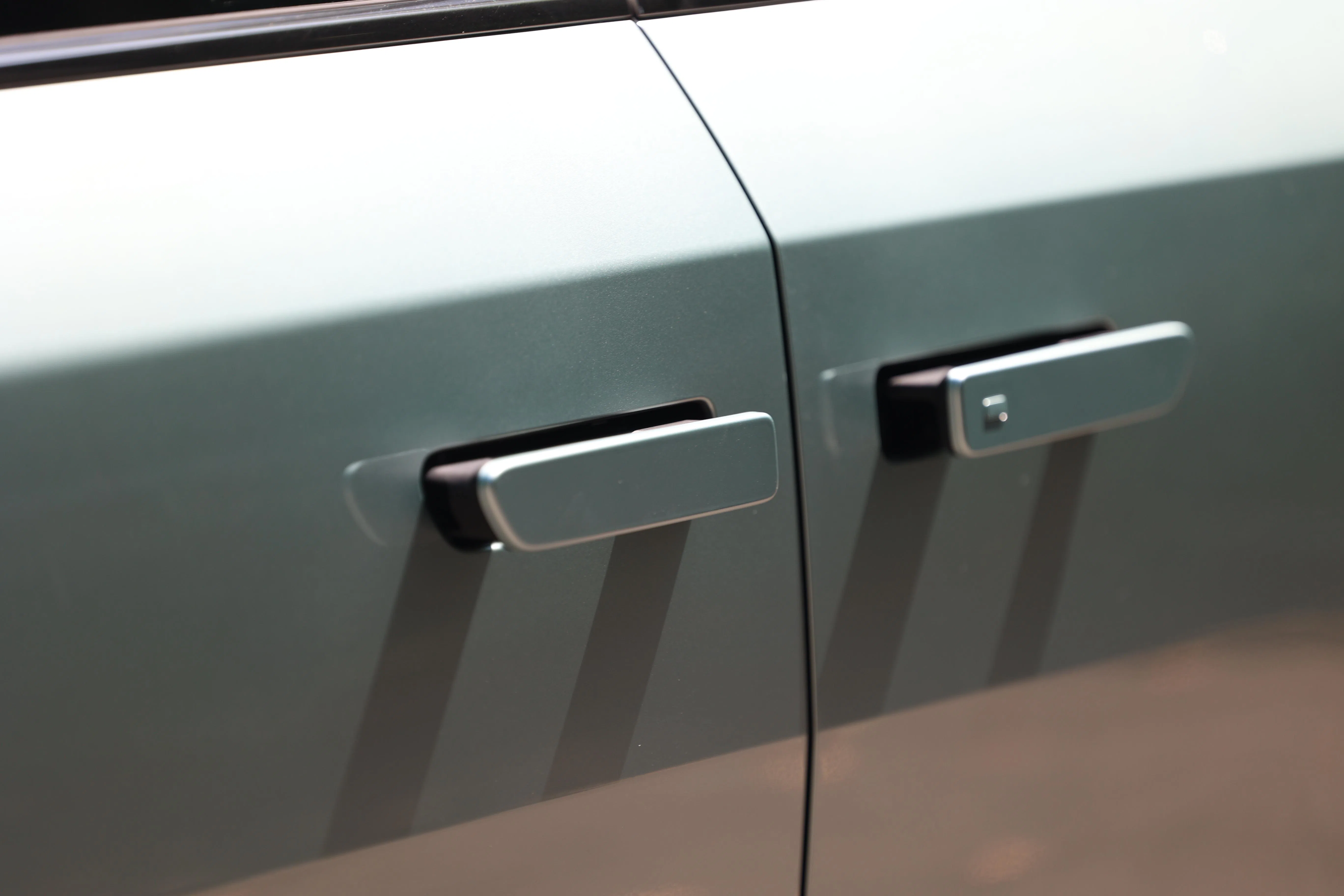 隐藏式门把手在收回时会发出“咚”的声响。（何家俊摄）