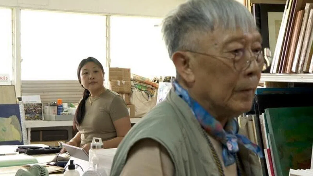 吴薇薇（左）辞去工作，到父亲吴珉权的画廊帮忙。（图片由新传媒提供）