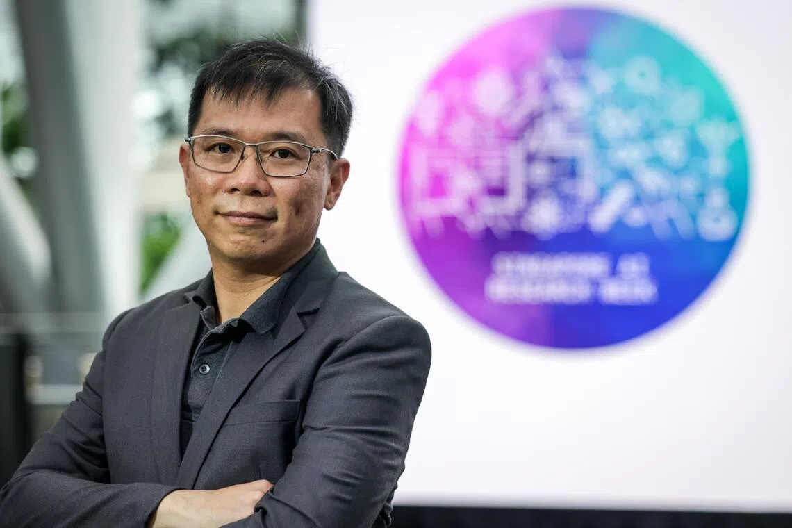 新加坡国立大学博士生刘刚睿（35岁）当初在麻省理工学院完成大学本科教育后，曾在几个政府部门如财政部、智慧国及数码政府署参与政策工作。他有意攻读博士学位，因此参与AI SG博士生专才计划。（叶振忠摄）