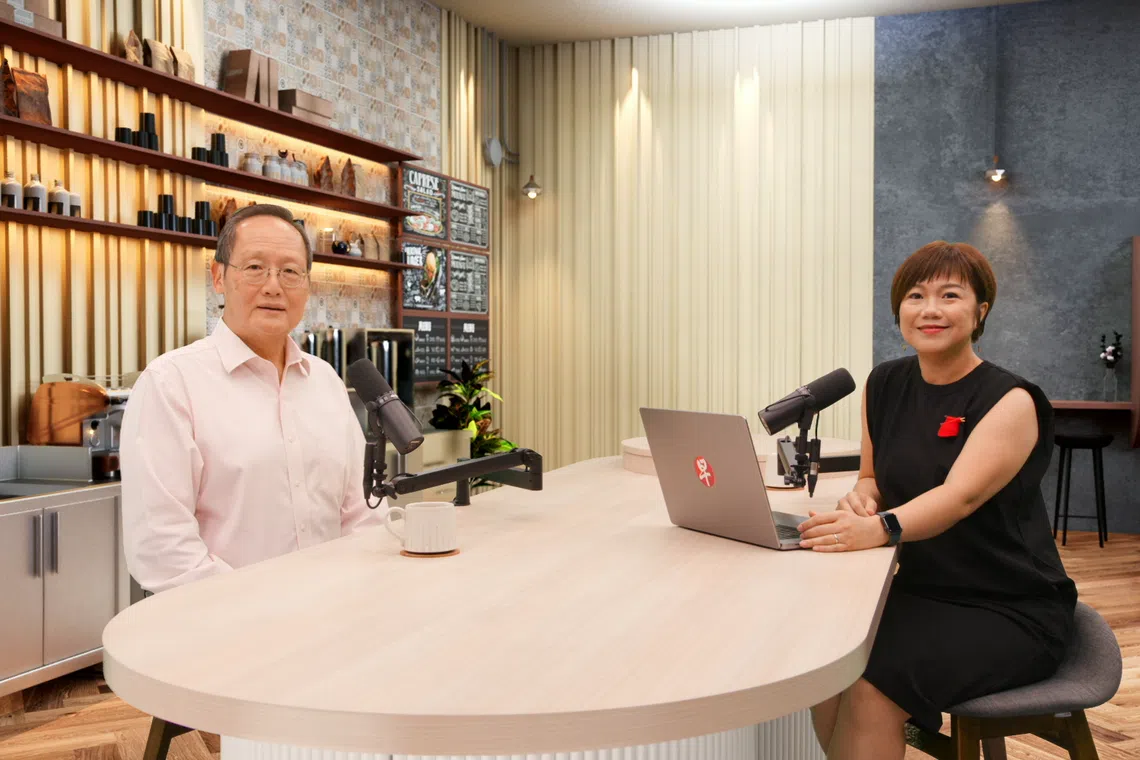 人力部长陈诗龙医生（左）和主持人吴婉君探讨AI时代下的新加坡职场变化与挑战。（叶振忠摄）