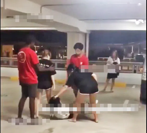 少女在多层停车场被三名15岁女同学围殴，事发时还有两名男生在场旁观。（互联网）