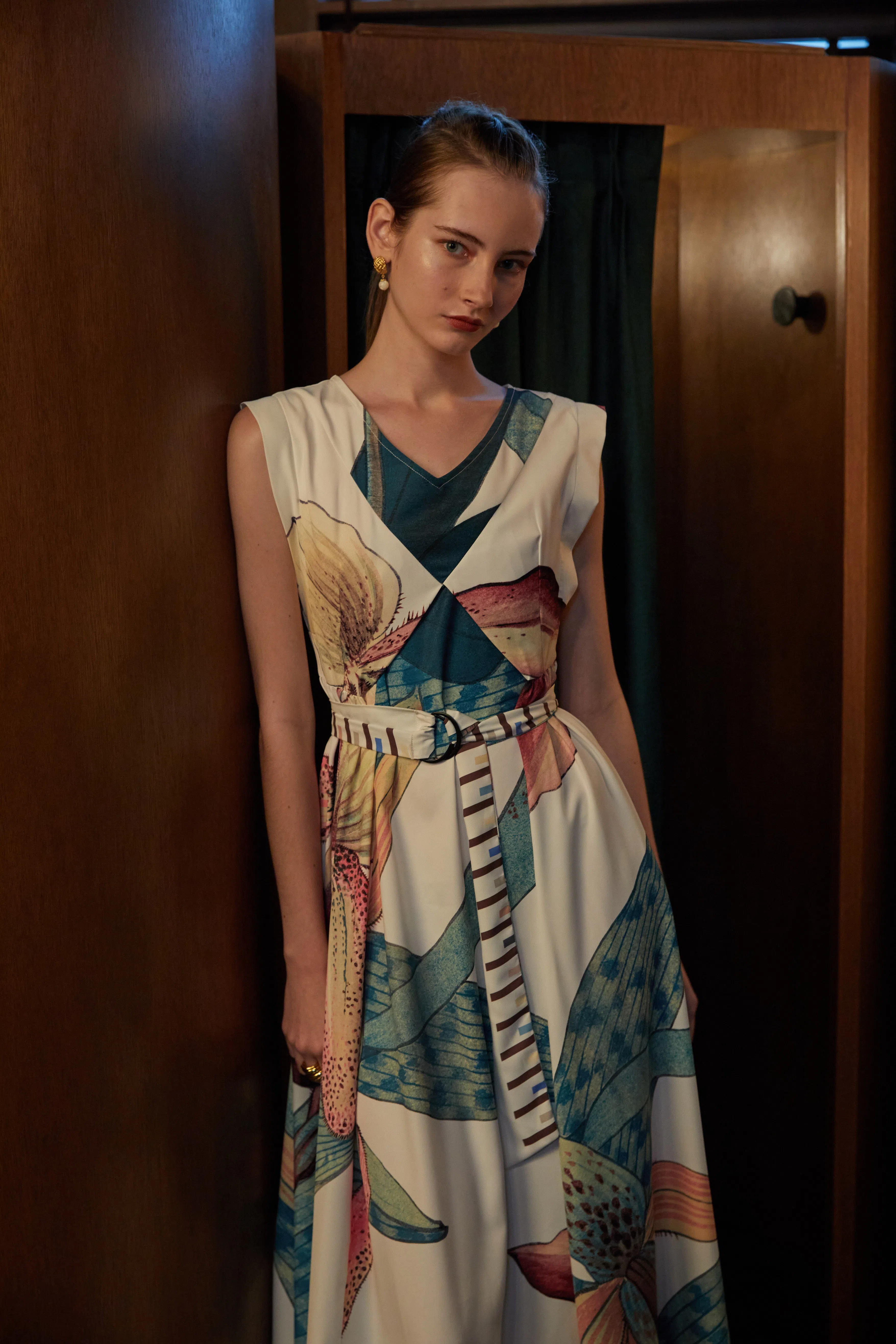 胡姬花巨图印在洋装上，像跟眼睛玩捉迷藏，让穿者的美更叫人怦然心动。（Reckless Ericka提供）