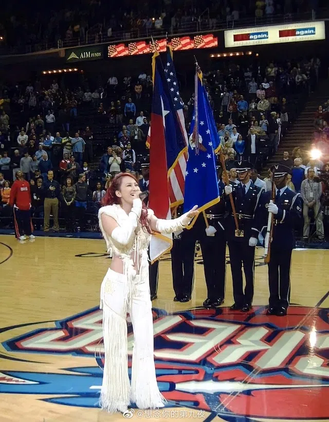 李玟曾在美国NBA中场演唱，创华语歌手先举。（取自微博）