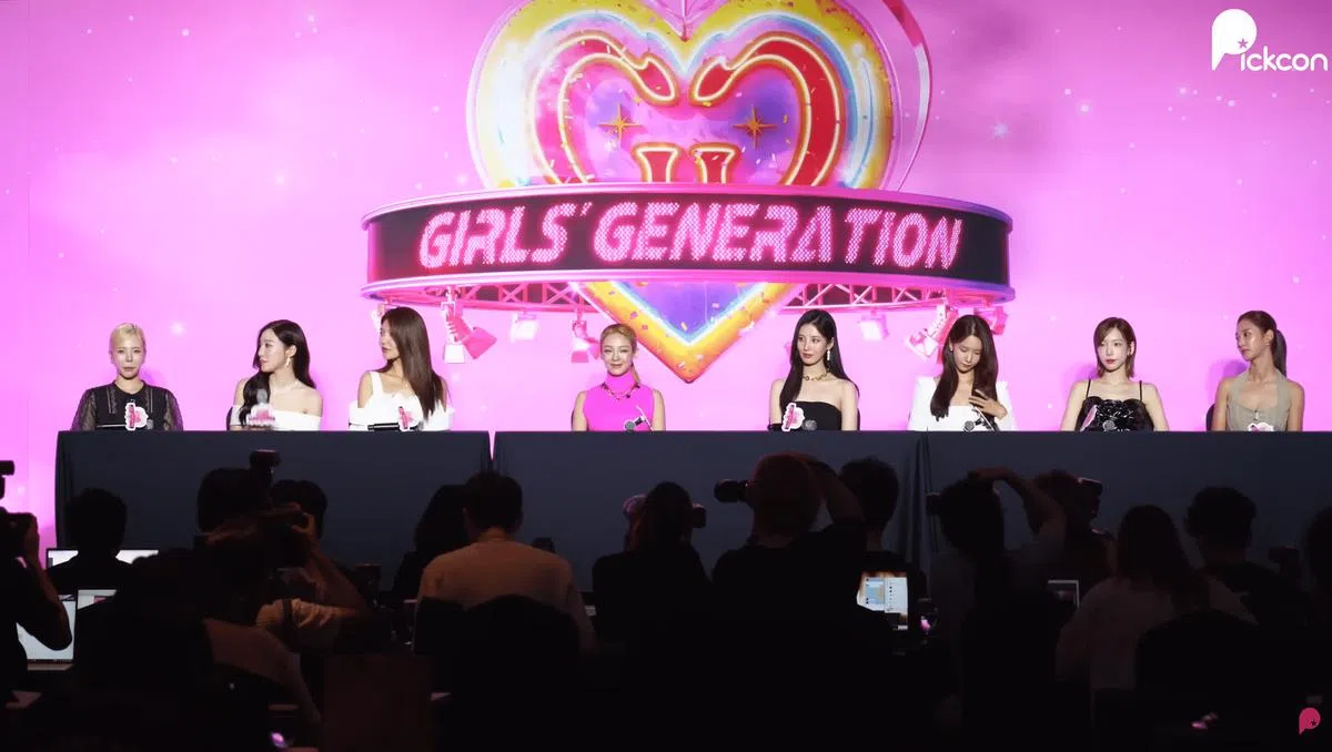 记者会上孝渊（左4）的衣服色系与其他成员格格不入。（图/截自YouTube）