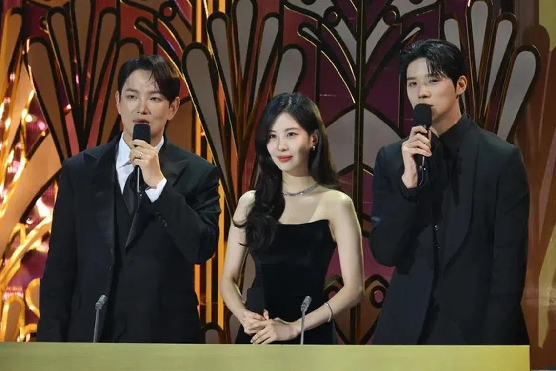 2024年“KBS演技大赏”由张圣圭（左起）、徐玄和文相敏主持。（视频载图）