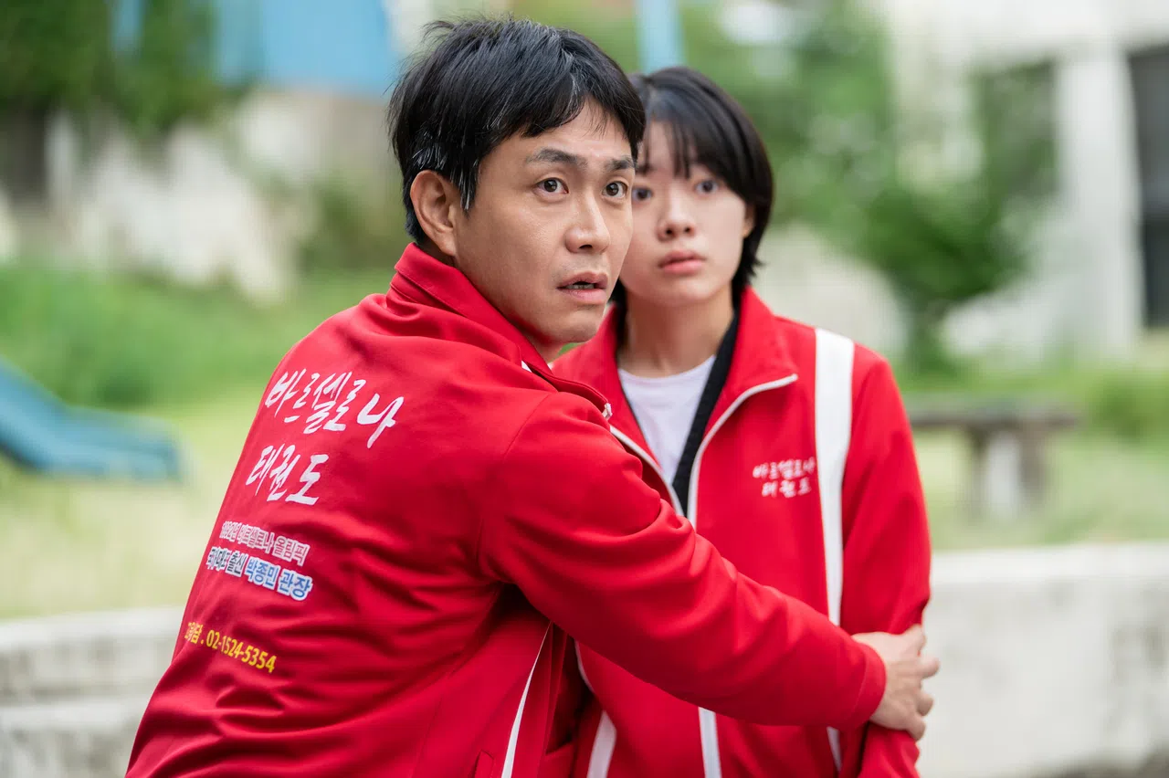 吴政世（左）扮演没有超能力的父亲。（嘉华院线提供）