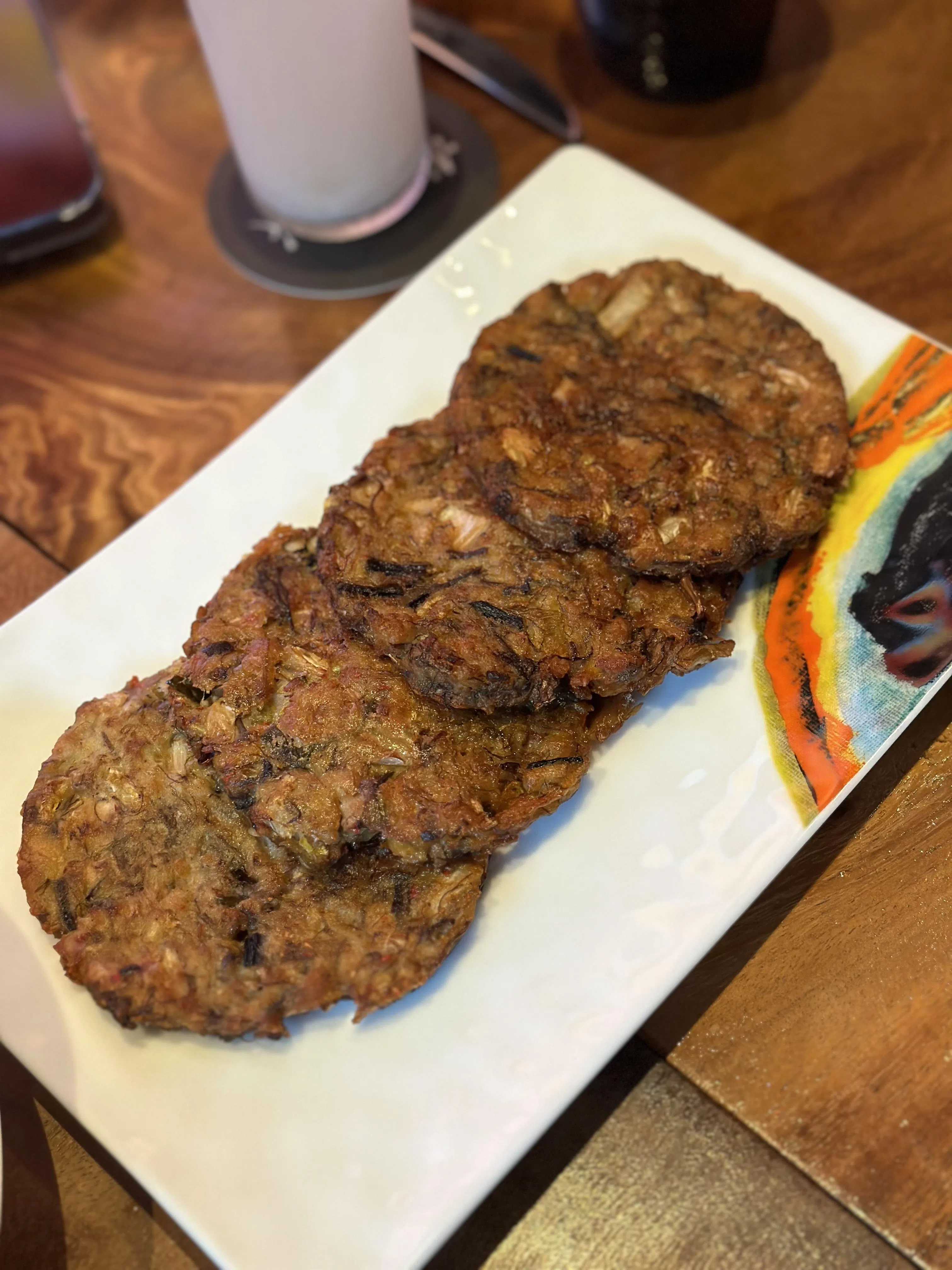 韩式传统绿豆煎饼外皮香脆，内里包裹猪肉末、绿豆和蕨菜，香气扑鼻。（叶晓虹摄）