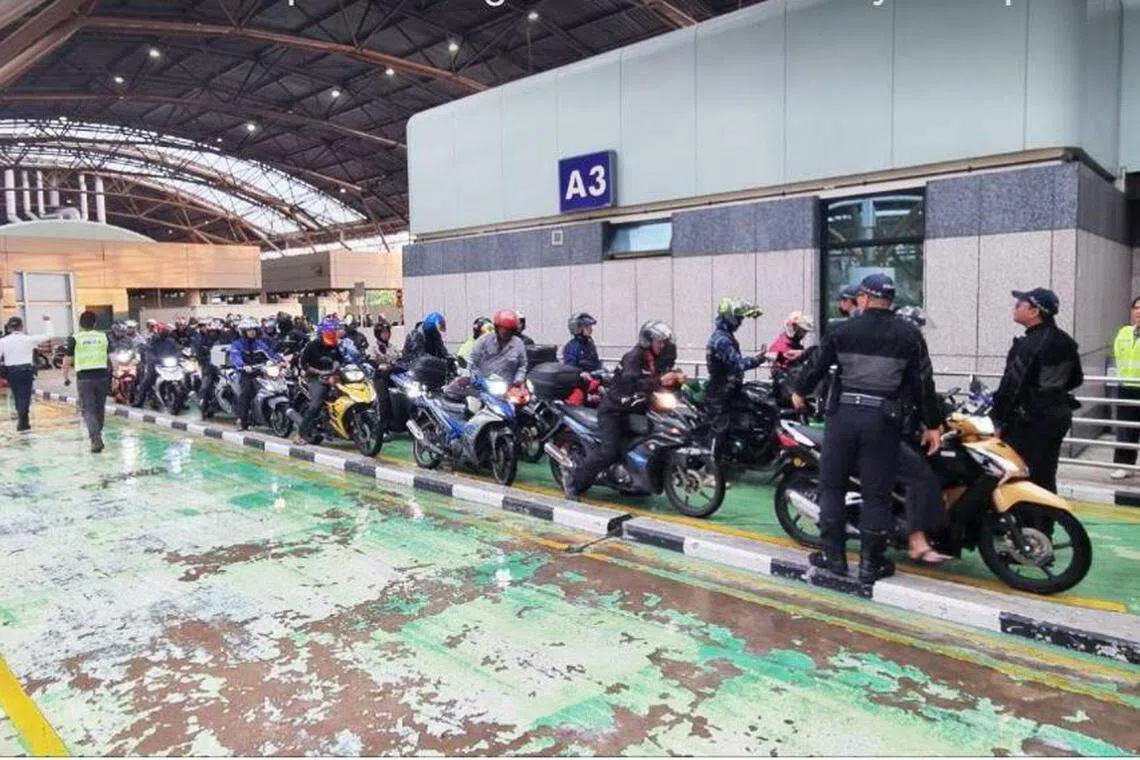 约400名电单车骑士被截停接受检查。（新加坡警察部队提供）