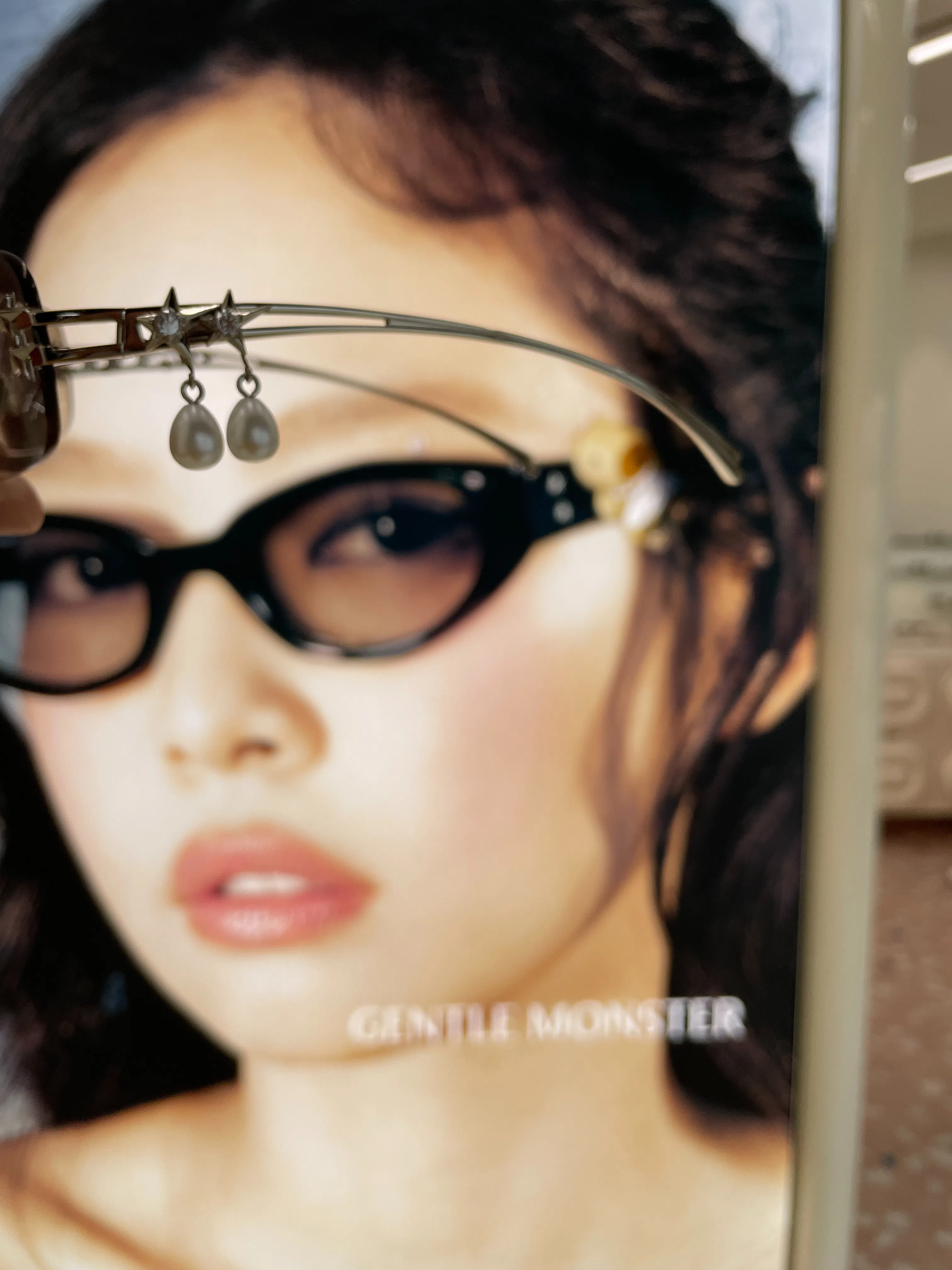 Jentle Salon珍珠吊坠造型的镜腿装饰。（林方伟摄）