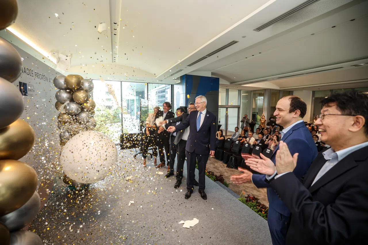 位于国大的贝索斯永续蛋白质研究中心星期四正式开幕，国大理学院食品科学与工程系主任兼贝索斯永续蛋白质研究中心代主任周维彪教授（右起）、优质食品协会首席执行官沙伊曼（Ilya Sheyman）、贝索斯地球基金总裁兼首席执行官史帝尔（Andrew Steer）爵士、国大校长陈永财教授、国大理学院院长孙业能教授、贝索斯地球基金未来食品总监贾维斯（Andy Jarvis）博士，以及亚太区优质食品协会董事经理高斯克（Mirte Gosker）出席了推介仪式。（关俊威摄）