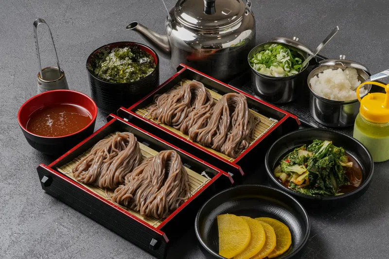 光化门美进的招牌荞麦冷面，蘸汤是灵魂，入口沁凉。