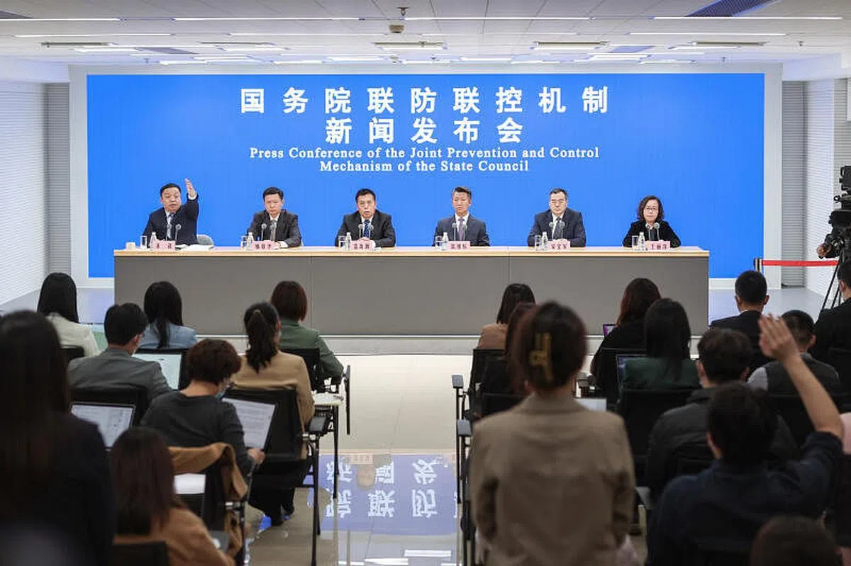  中国国家卫生健康委员会副主任雷海潮（左三）11月12日在北京称，不断优化疫情防控举措，不是放松疫情防控工作，而是强调更加科学精准，更加与时俱进。（中新社）