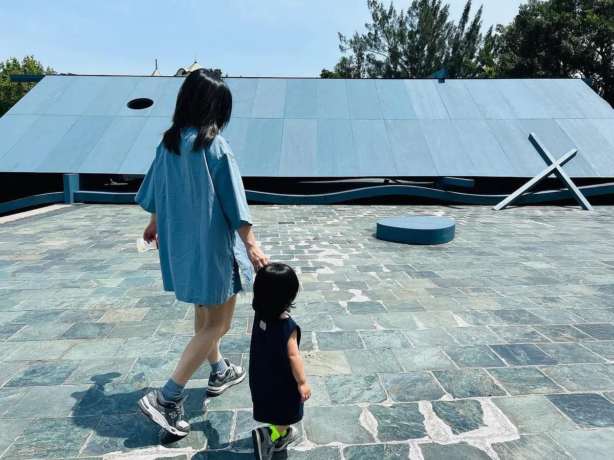 徐佳莹与儿子“小乐高”。（取自艺人脸书）