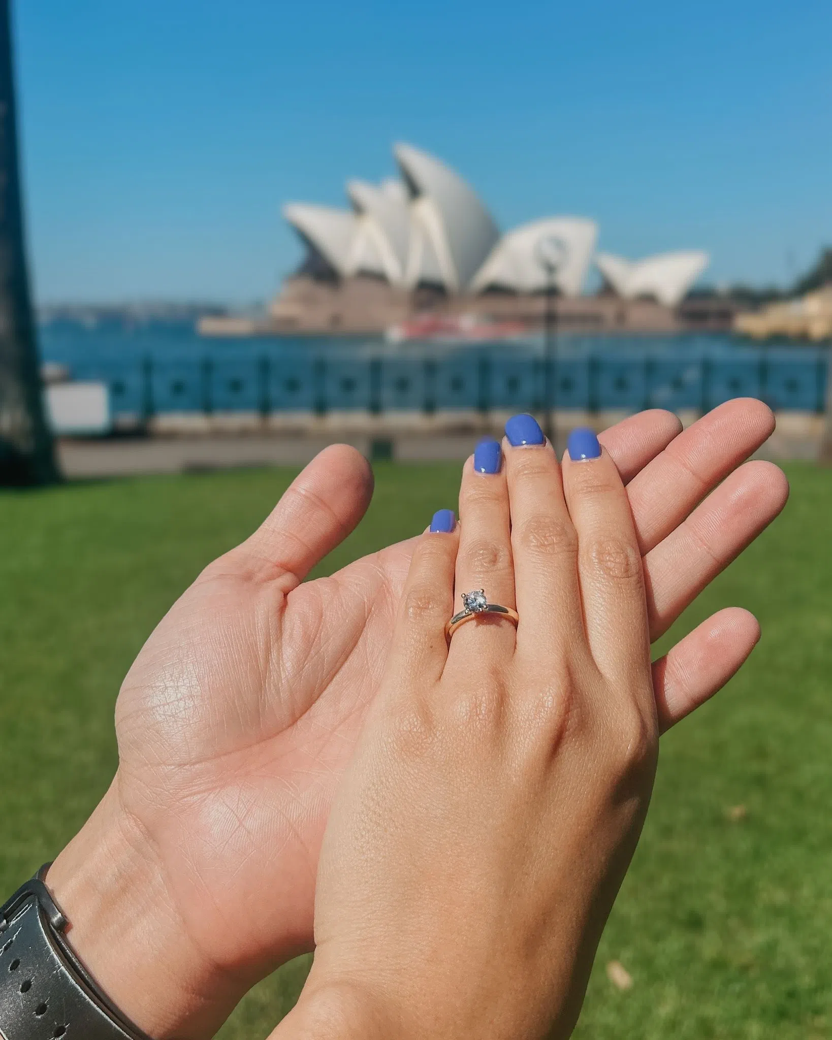 吴劲威和阮玮玲在悉尼歌剧院前互定终身。（受访者提供）