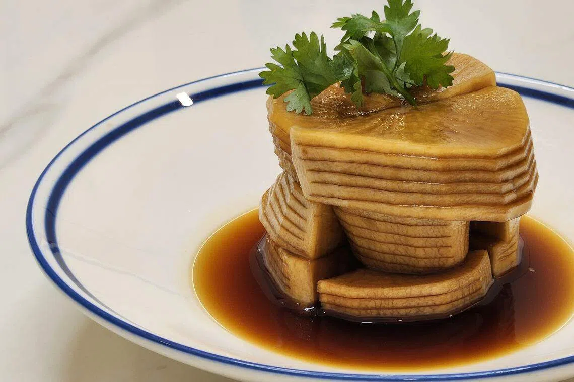 美极土参是腌制过的千层白萝卜，展现师傅的刀工。（陈爱薇摄）