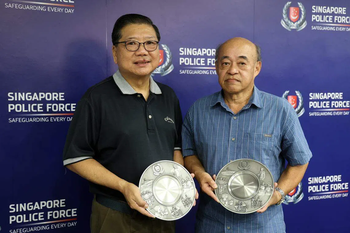 热心公众吴锦福（左）和颜国明挺身而出试图制伏嫌犯，获颁公众精神奖。（关俊威摄）