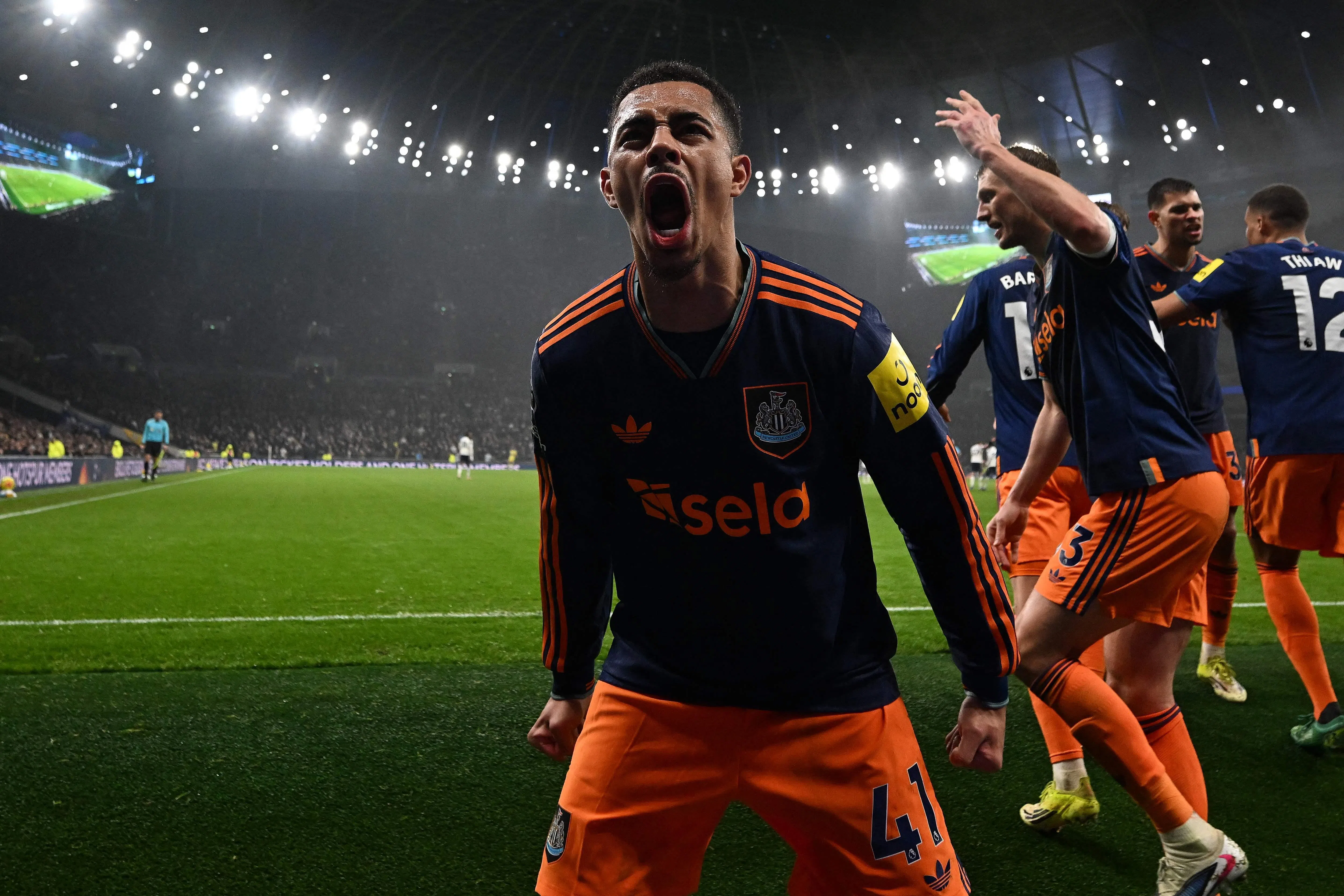 英格兰中场拉姆齐（中）在第68分钟为纽卡斯尔攻进制胜球。（法新社）