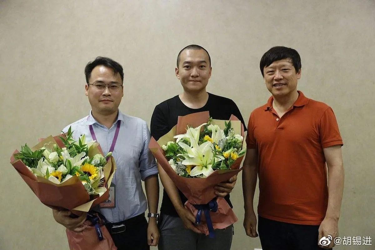 《环球时报》2019年9月召开了香港报道表彰会，付国豪（中）受到了奖励并获得10万人民币的最高奖。图为付国豪与时任《环球时报》总编胡锡进（右）合影。（胡锡进微博）