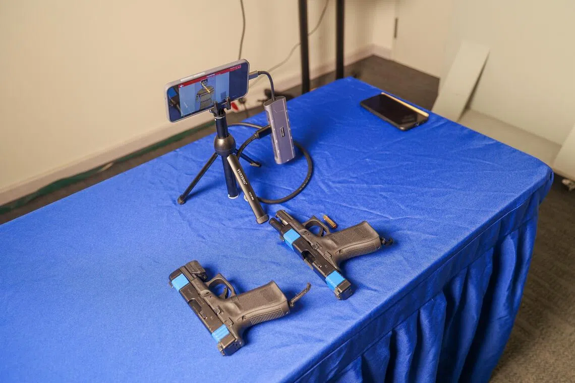 这套新系统在手枪上率先试行，让地面应对部队的警员先行体验。（吴先邦摄）