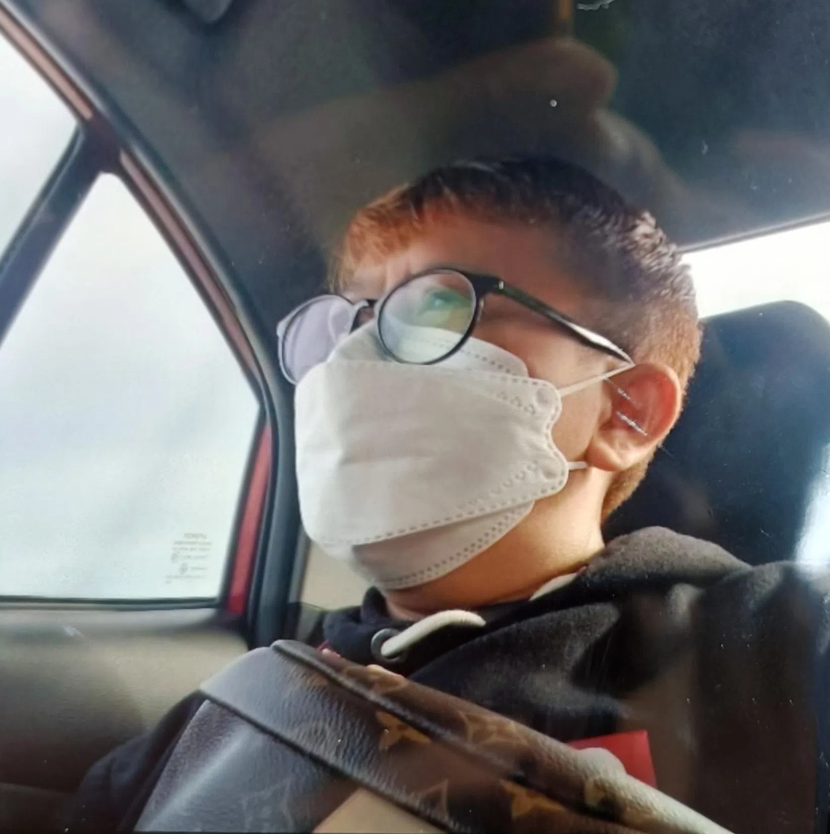 根据《海峡时报》报道，诺兹汉有八名兄弟姐妹，是名开朗孝顺的女儿。她79岁的母亲也到场送她最后一程。（互联网）