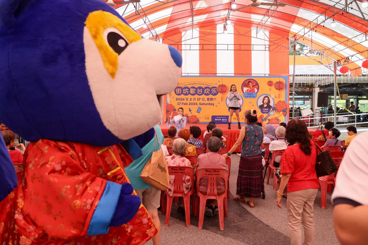 星展基金会和储蓄银行在红山景巴刹与熟食中心举办“街坊歌台欢乐”活动，参与者除了能欣赏歌台表演，还能学到数码科技的知识。（卓祾祎摄）