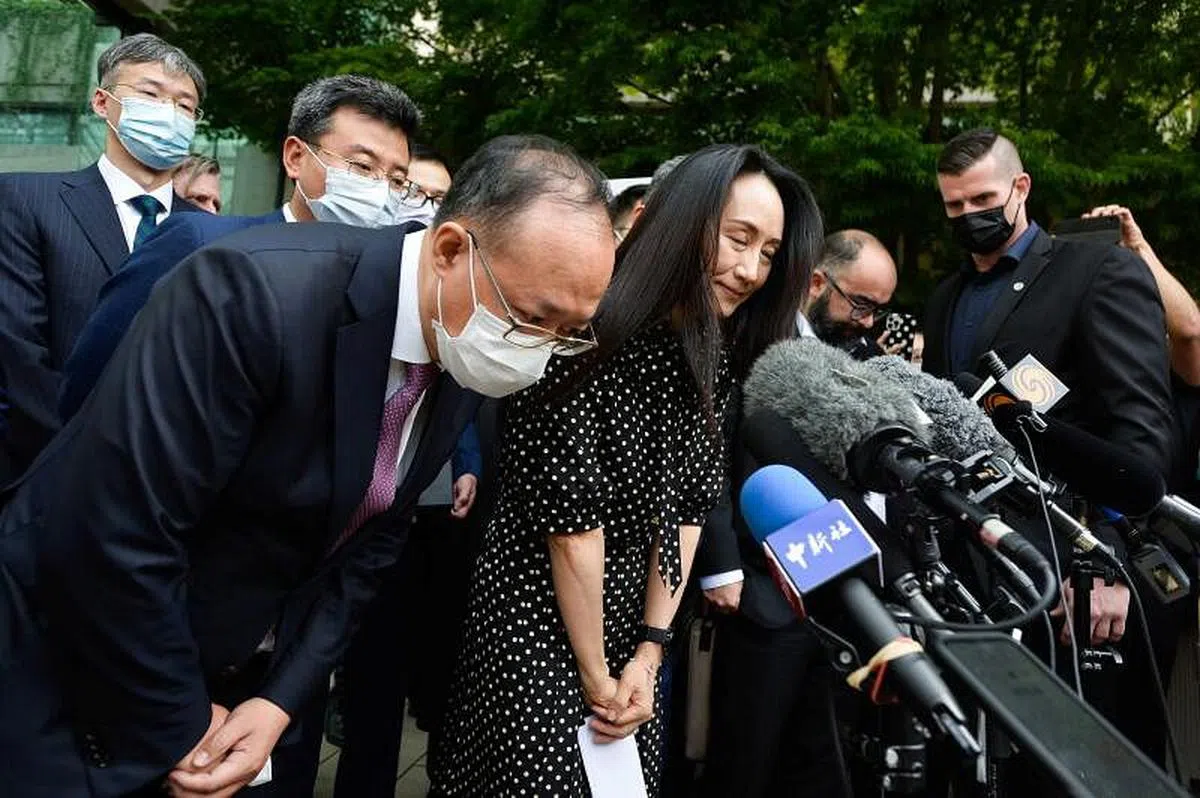 在近三年的居家监禁后，孟晚舟终于获准返回中国。图为孟晚舟当地时间周五（24日）在听证会结束后离开法院。（路透社）