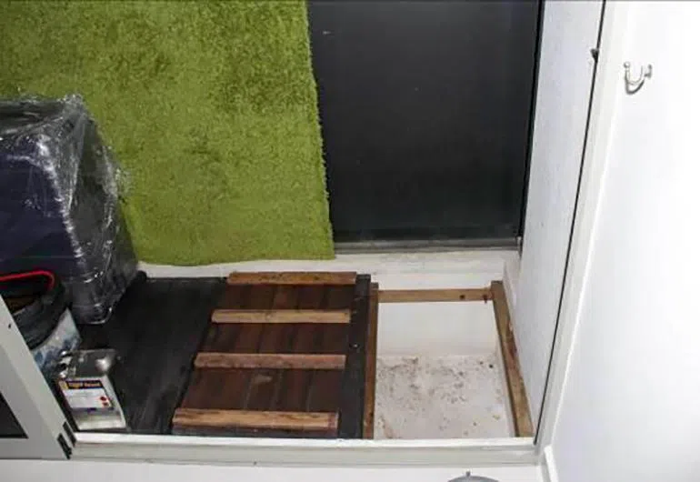 因不喜欢梅根弄脏屋内，符丽萍与黄诗祥让梅根睡在卧室外的阳台兼花槽，一些时候也指示梅根睡在阳台木板下的隔间。（取自法庭文件）